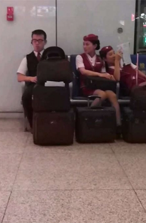 候车室里面的乘务员