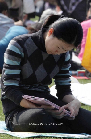 街拍短黑丝少妇看平板