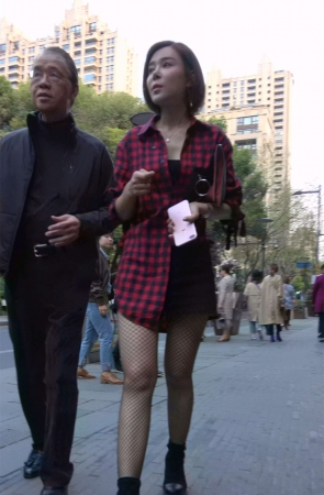 格子衬衫大眼网袜短发气质小姐姐