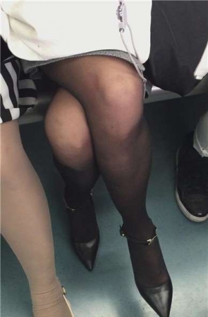 地铁拍摄尖嘴高跟黑丝性感美少妇