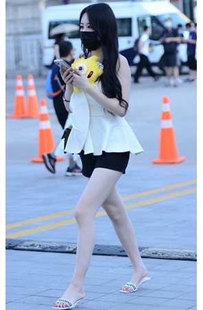 戴着黑色口罩的漂亮美女(35P)[183M/JPG]