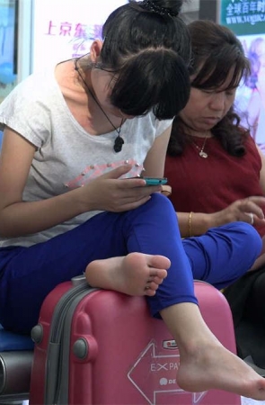 姑娘一看就是比较豪放的类型，两只雪白的足底光滑诱人