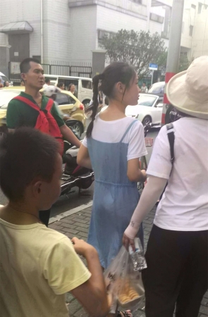 清纯的连衣裙小美女