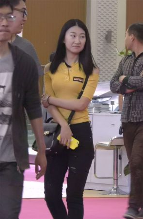 黄衣黑色紧身裤文静甜美小姐姐