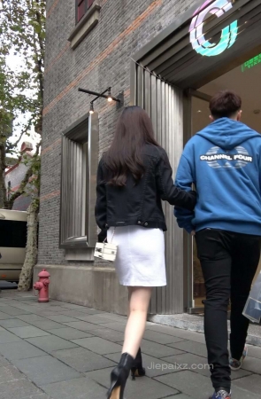 4K – 跟哪有约会逛街的妹子 [0.98 GB/MP4]