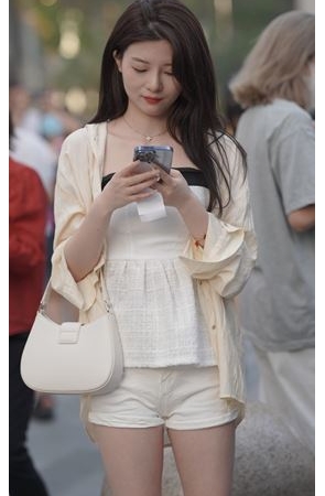 白色热裤美女(70P)