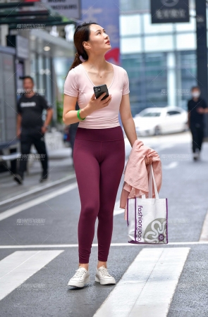 暗红紧身裤美女