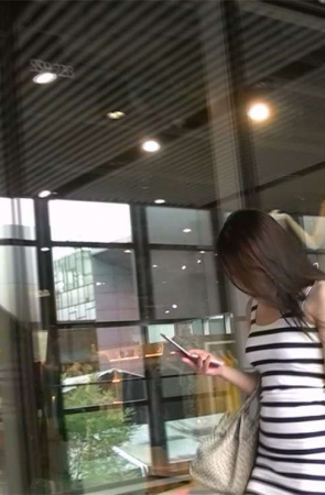 黑白条纹包臀连衣裙美女