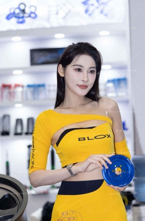 黄色裙模特 [19P]