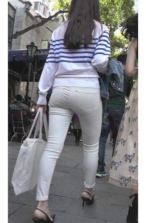 白裤紧身美女