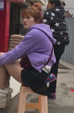 白皙大腿美少妇在打电话，口味有点重哦。