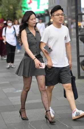 24531-3=57黑丝细高跟女友 14P