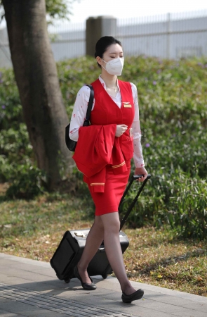 【街拍心灵】空姐黑丝街拍制服美腿上班去了