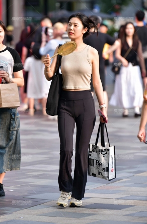 逛街黑紧身裤美女