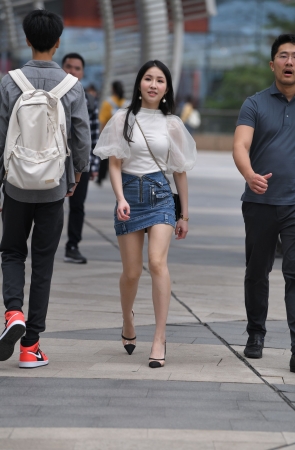 牛仔包屯裙美女