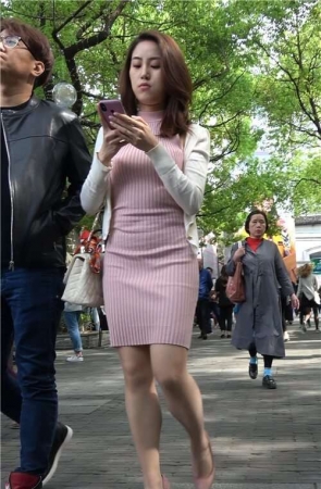 4K – 性感粉色短裙好身材气质街拍高跟美女 [1.55 GB/MP4]