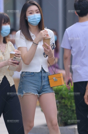 青春热裤美女