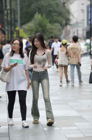 眉清目秀紧牛女孩