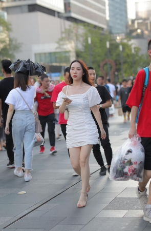 白嫩女孩晶莹剔透