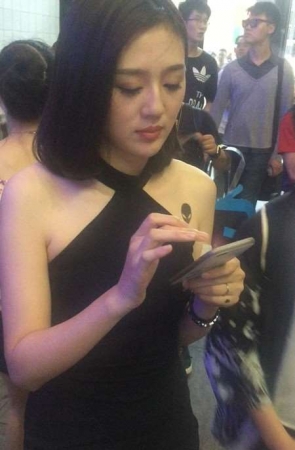 展会场外漂亮高颜值性感美女