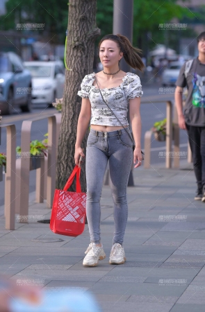 浅灰色蜜桃裤**