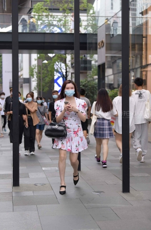 街拍花裙子美女