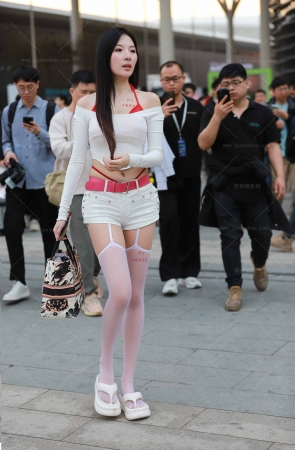 白丝美女下班众人围观 8P