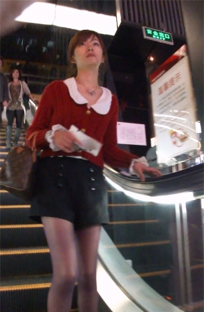 跟拍美女的性感灰丝美腿