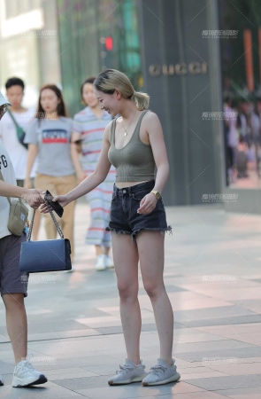 乐开怀的热裤女孩