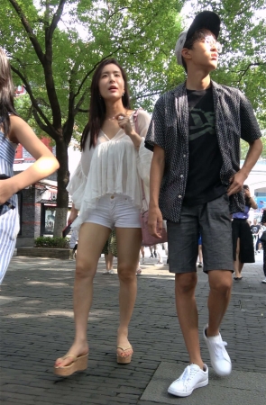 美腿热裤白衣美女姐姐