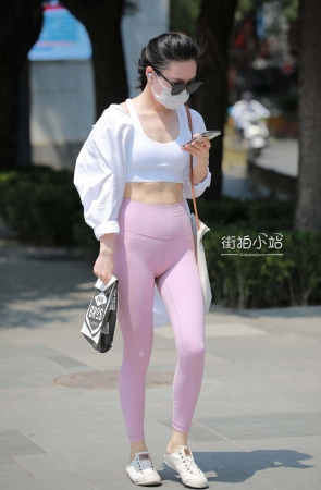 街拍粉色弹力裤sf