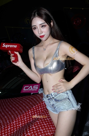 穿小背心的美女太吸引人了