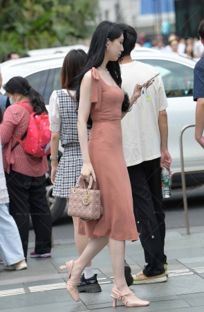 2363-21=71√高挑大长腿美女 15P