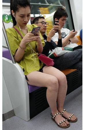 地铁上听歌的美腿美女