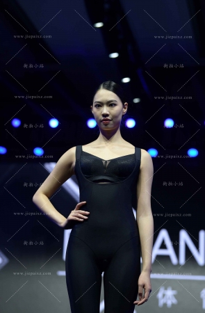 性感的黑色束身衣模特 [19P]