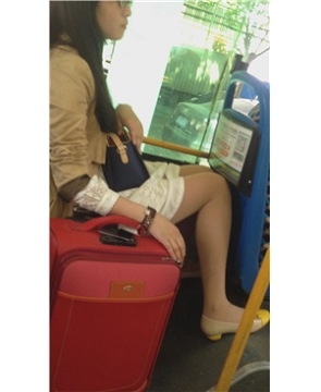 公交车上拍摄肉丝袜连衣裙女孩