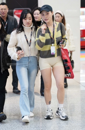 嫩黄紧身短裤 [16P]