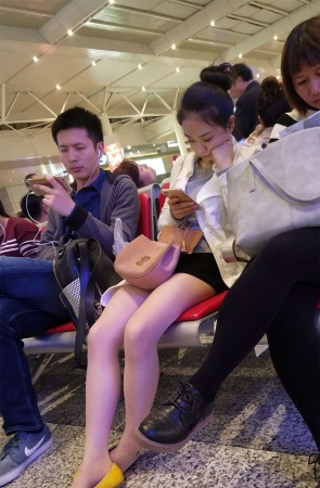 白色蕾丝上衣肉丝黄鞋