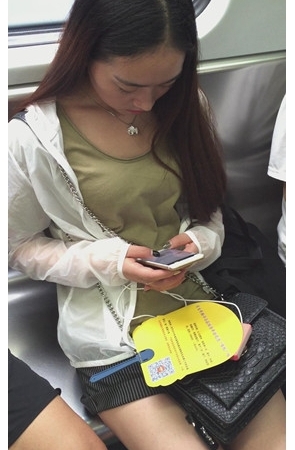 地铁上玩手机的长发美女[179M/MP4]