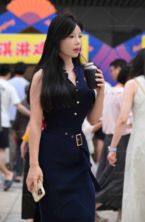 25611-43-46√她喝的是啥呢？