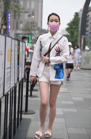 街拍苗条的白热裤美眉