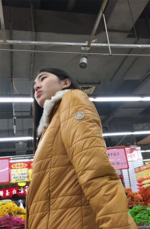 超市里的紧身黑色铅笔裤女孩