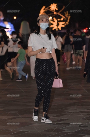 烫钻黑色紧身裤美女