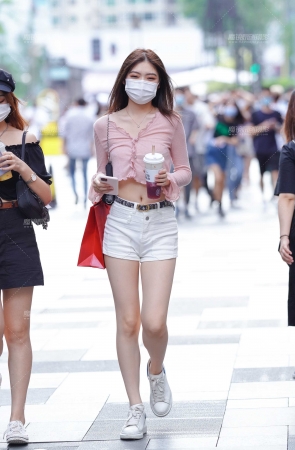 热裤长腿小妹
