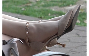 4k-公园长椅上的尖嘴高跟鞋小清纯街拍美女