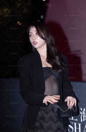 241010-24=12 时装周偶遇性感小少妇 6P