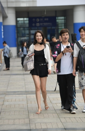 热裤，大白腿小姐姐