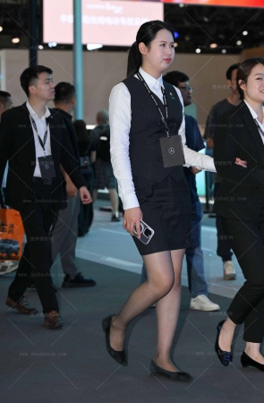 2564-47-43√白衬衫马甲黑丝平底鞋销售