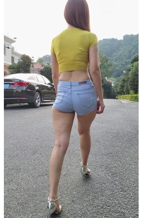 模拍紧身牛仔热裤露腰小姐姐（一）[3.58G/MP4]