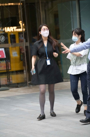 灰丝连衣裙眼镜妹